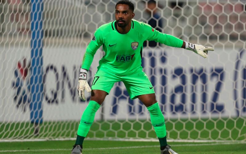 Khalid Elisa còn sở hữu khả năng chỉ huy hàng phòng ngự 