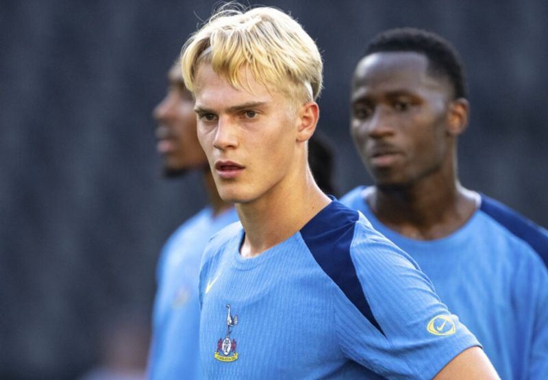 Anh nổi bật nhờ khả năng kiểm soát bóng, nhãn quan chiến thuật và sự điềm tĩnh hiếm có ở tuổi 18